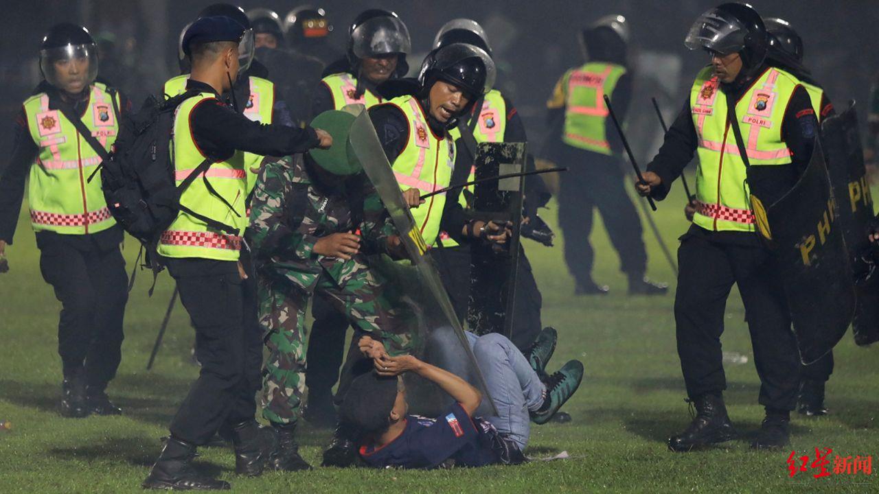 印尼足球骚乱：政府反对派质疑警察使用催泪瓦斯的合法性