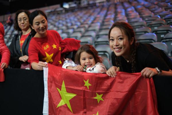 女排世锦赛燃起“中国红”，荷兰赛区负责人：太喜欢华人球迷了