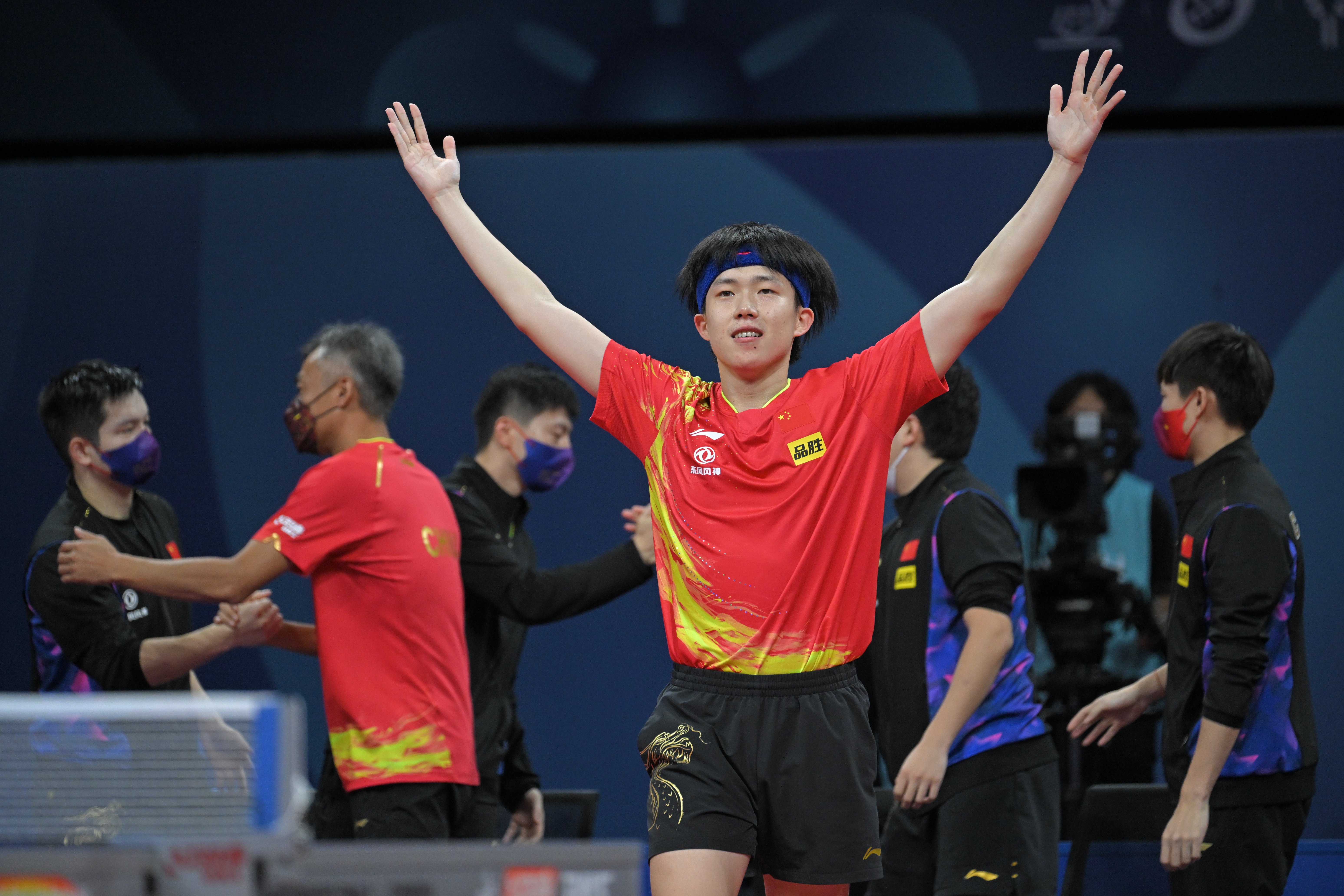 赛场丨王楚钦顶住了！中国男队3比2淘汰日本队冲向十连冠，张本智和空砍2分
