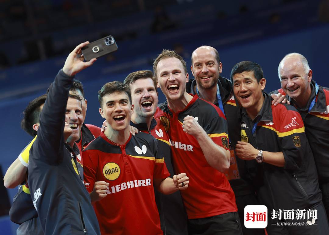 逆转战胜韩国，德国男团晋级成都世乒赛决赛后疯狂庆祝｜图集