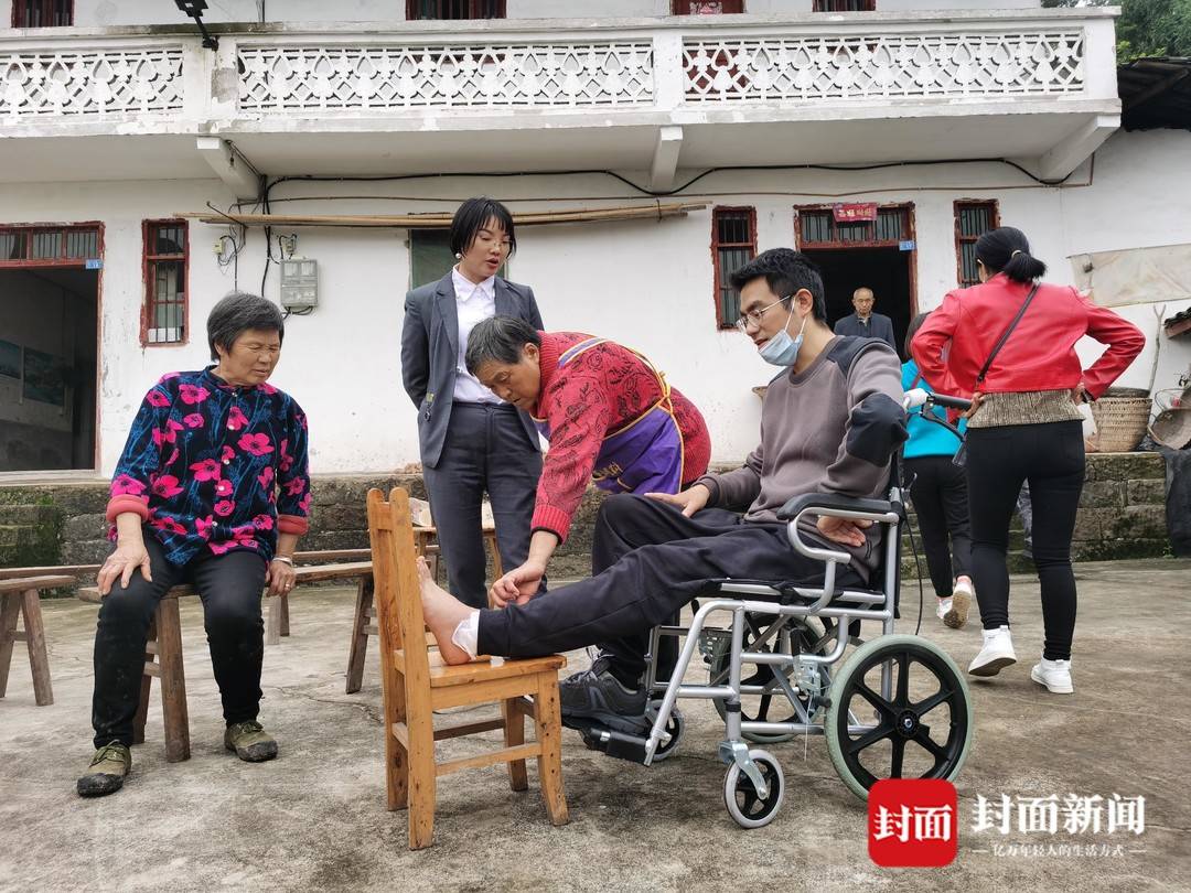 我不想再说这事了(震后17天获救的甘宇回老家照了张全家福 下车时奶奶将他搂进怀里痛哭)