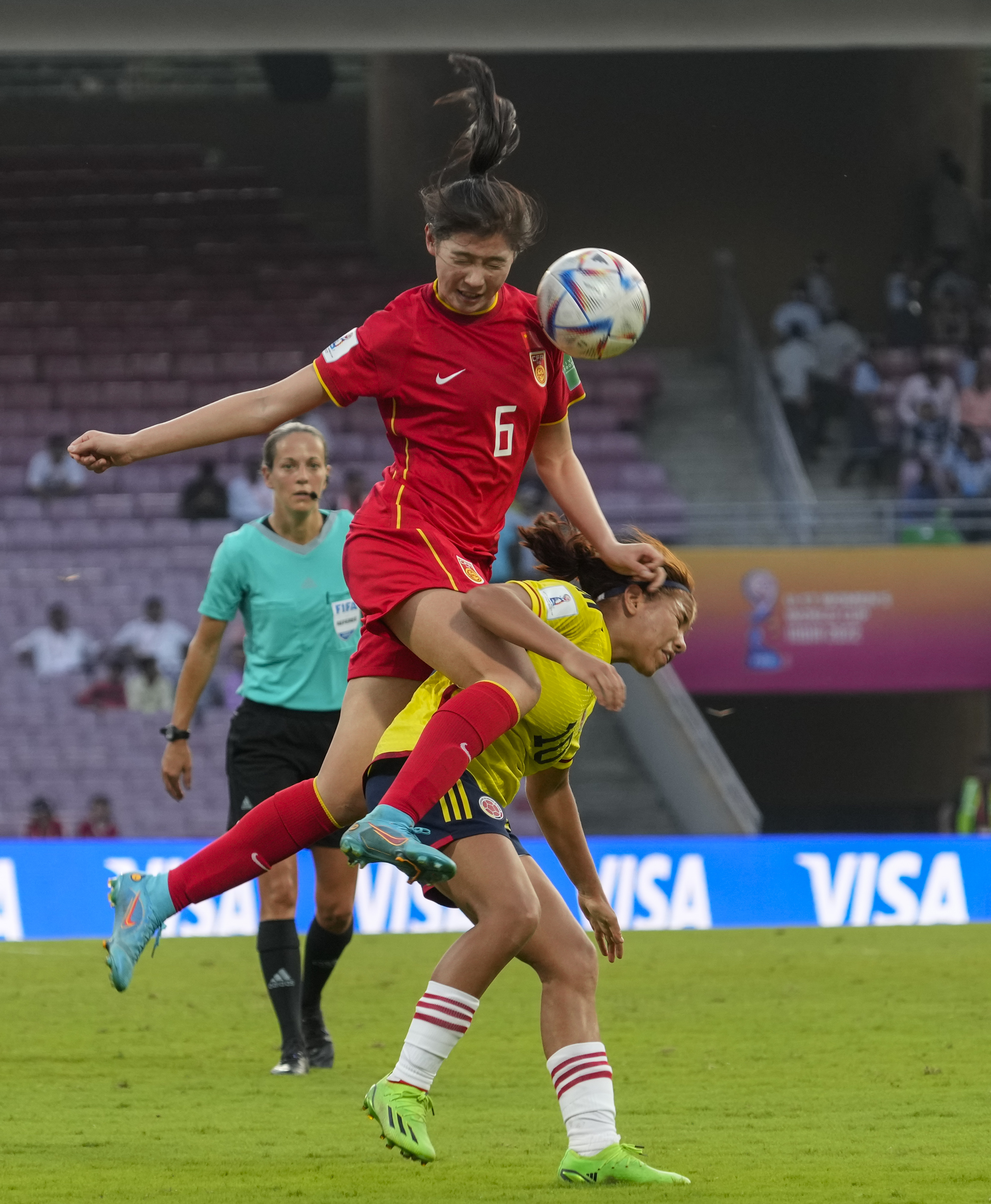 中国队在世界杯(U17女足世界杯迎卫冕冠军，中国队不畏对手全力拼)