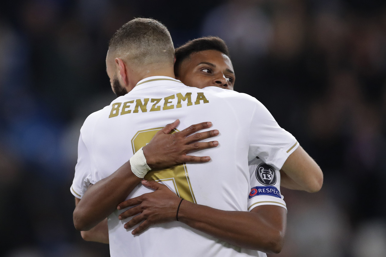 皇马新赛季主场球衣（重回经典！皇马下赛季球衣将再次加入金色元素）-趣拿体育