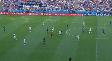 2014年世界杯伊瓜因单刀不进（同龄人本泽马和伊瓜因，一个得金球一个含泪退役，打脸穆帅“猫狗论”）