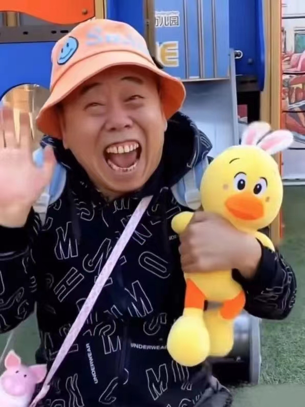 潘长江现身游乐园,打扮另类,表情浮夸,令人看了不舒服