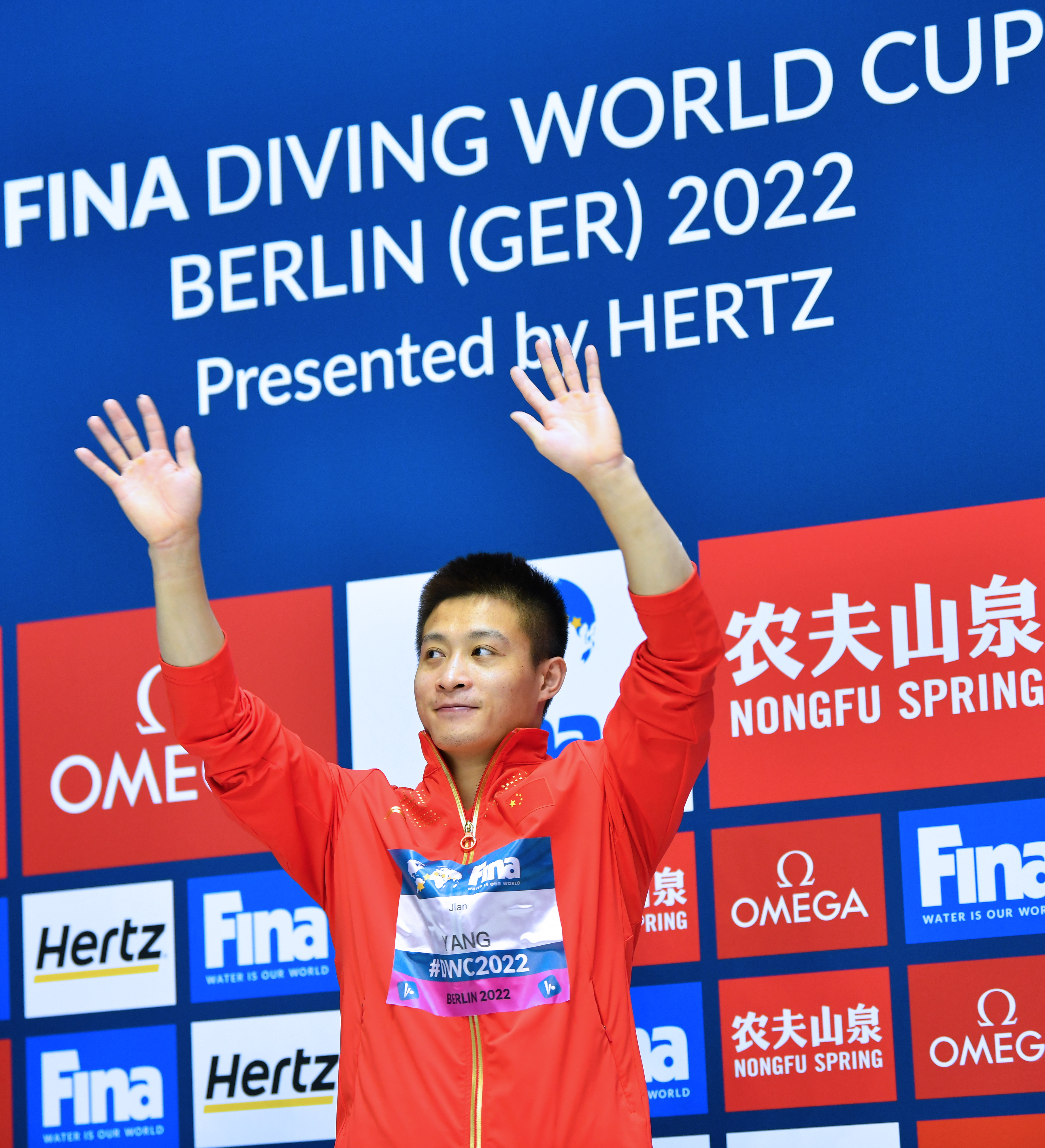 （体育）跳水——世界杯：杨健、杨昊包揽男子10米台冠军、亚军