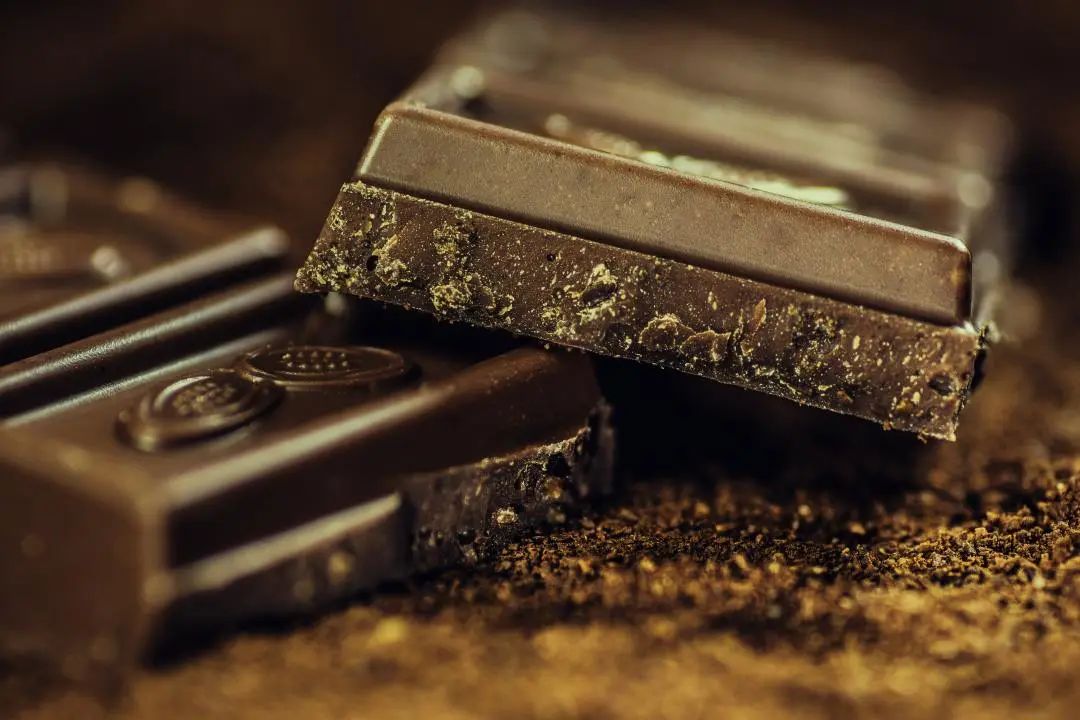 白巧克力和黑巧克力的区别（巧克力区别要从制作过程谈起）