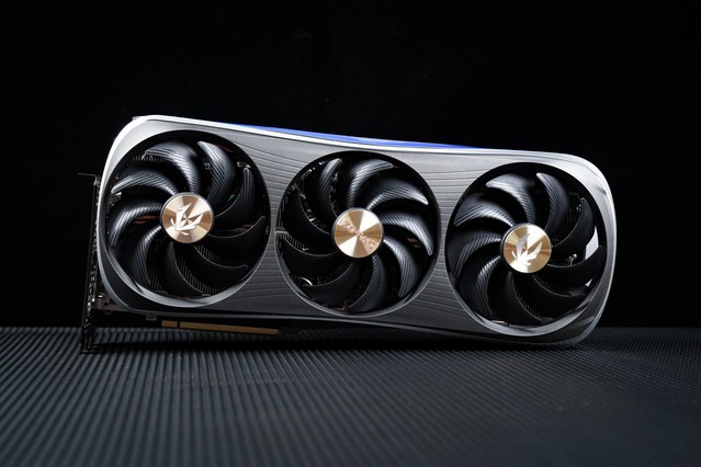 索泰GeForce RTX 4090 AMP EXTREME AIRO评测 圆润外表下的锋芒毕露