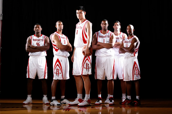 十一号篮球队员是谁（“看，休斯敦火箭队换上了来自上海的11号，姚明！”）