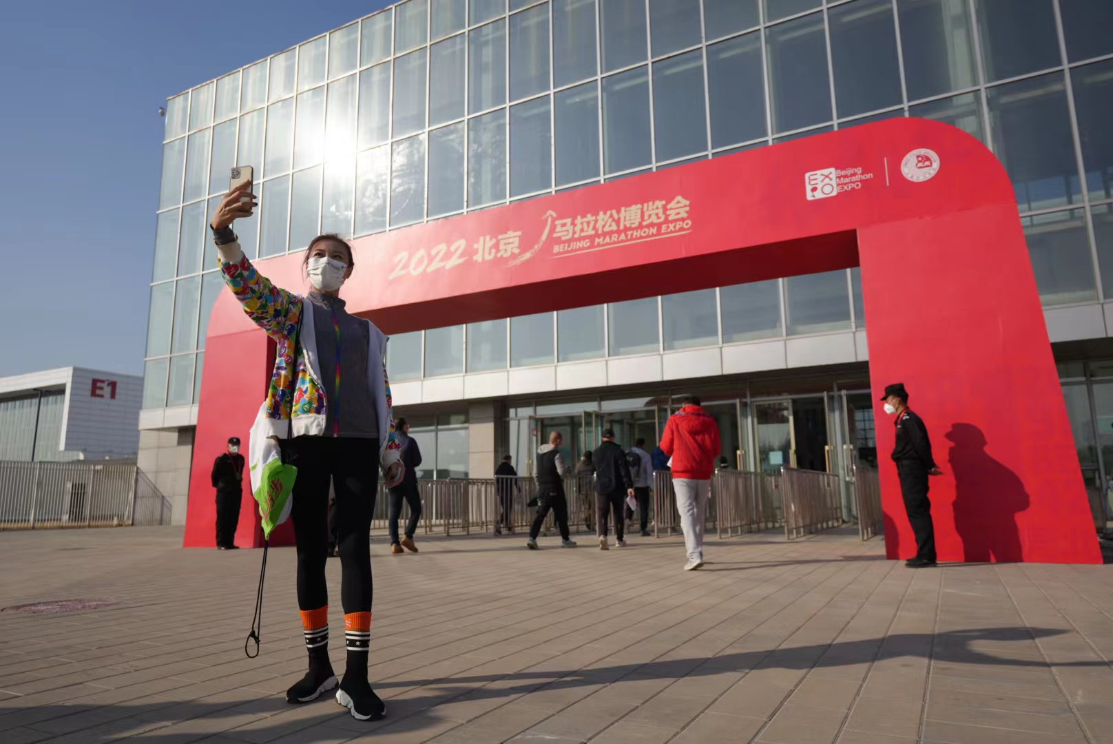 北京2022年世界杯在哪里(北马领取参赛物品首日，记者全程体验最快5分钟可领完)