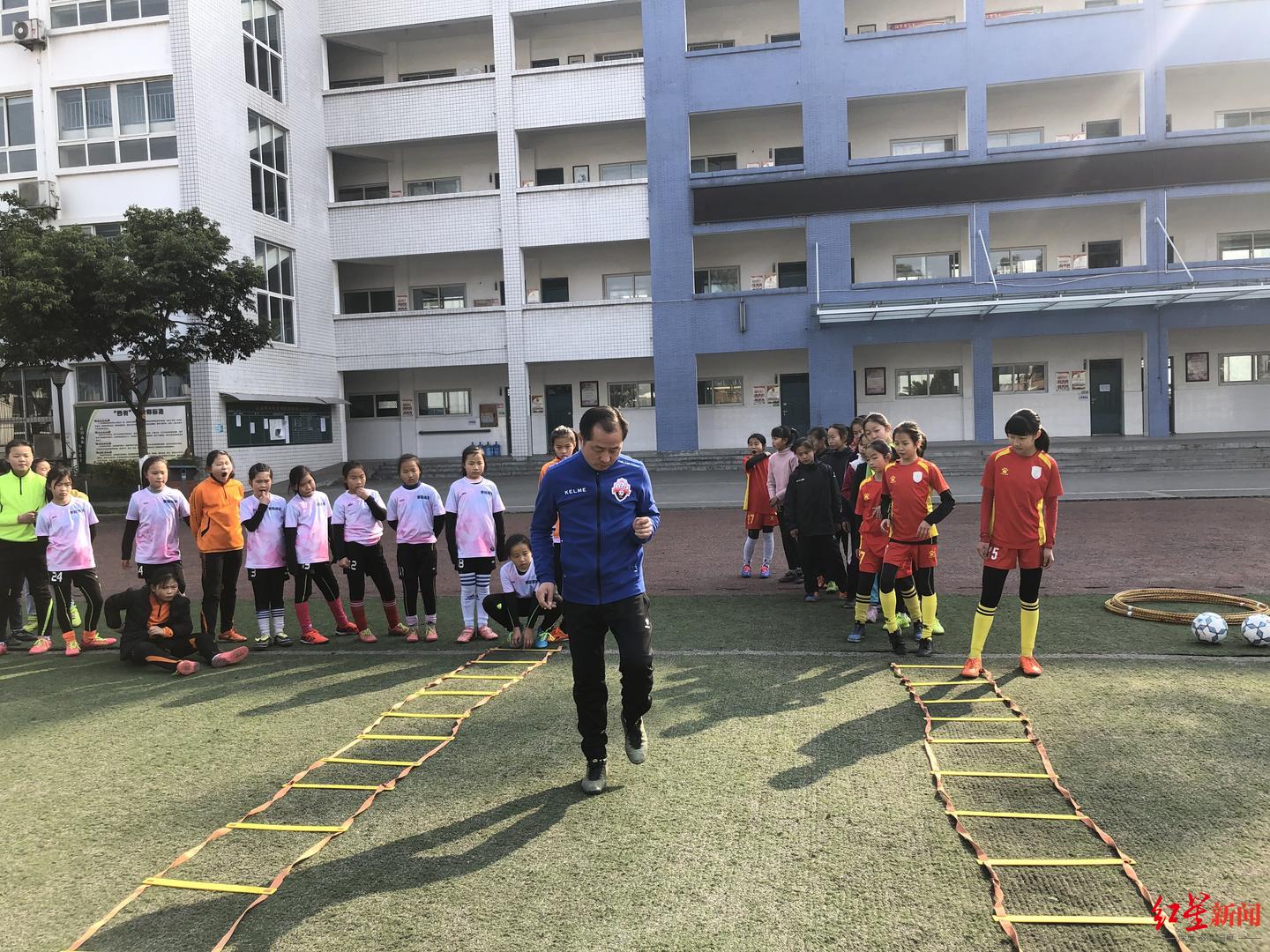 为什么亚洲杯女足场地小(深度｜载入中国女子足球改革发展方案全国推广，“江油校园女足模式”如何炼成？)