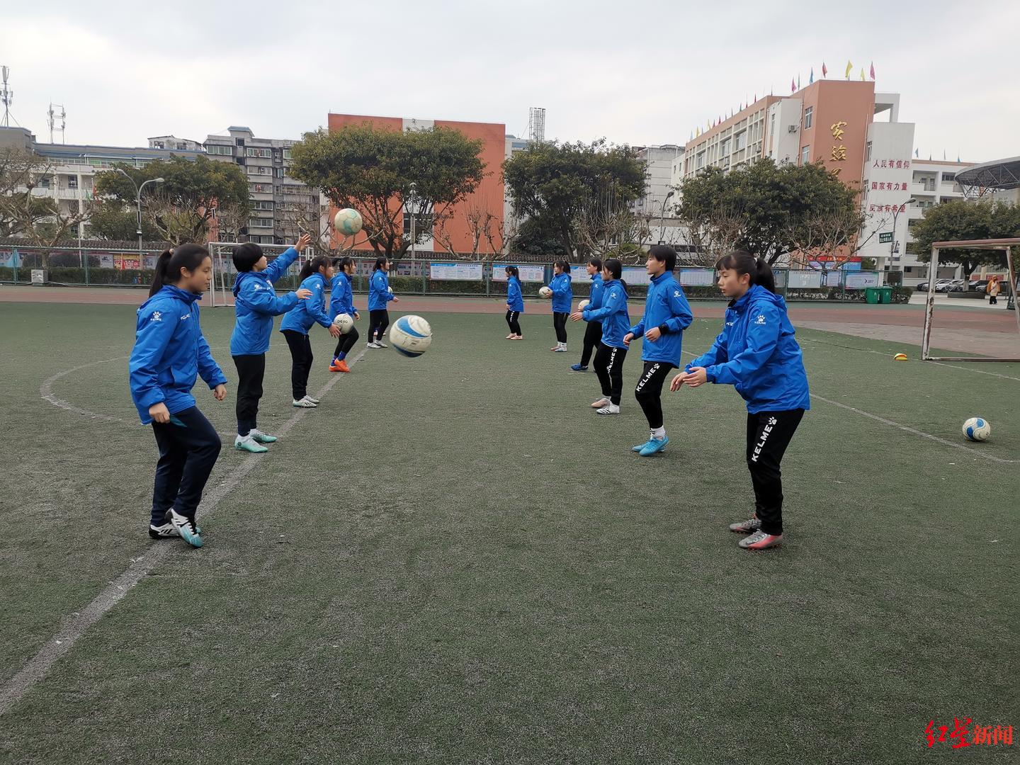 为什么亚洲杯女足场地小(深度｜载入中国女子足球改革发展方案全国推广，“江油校园女足模式”如何炼成？)