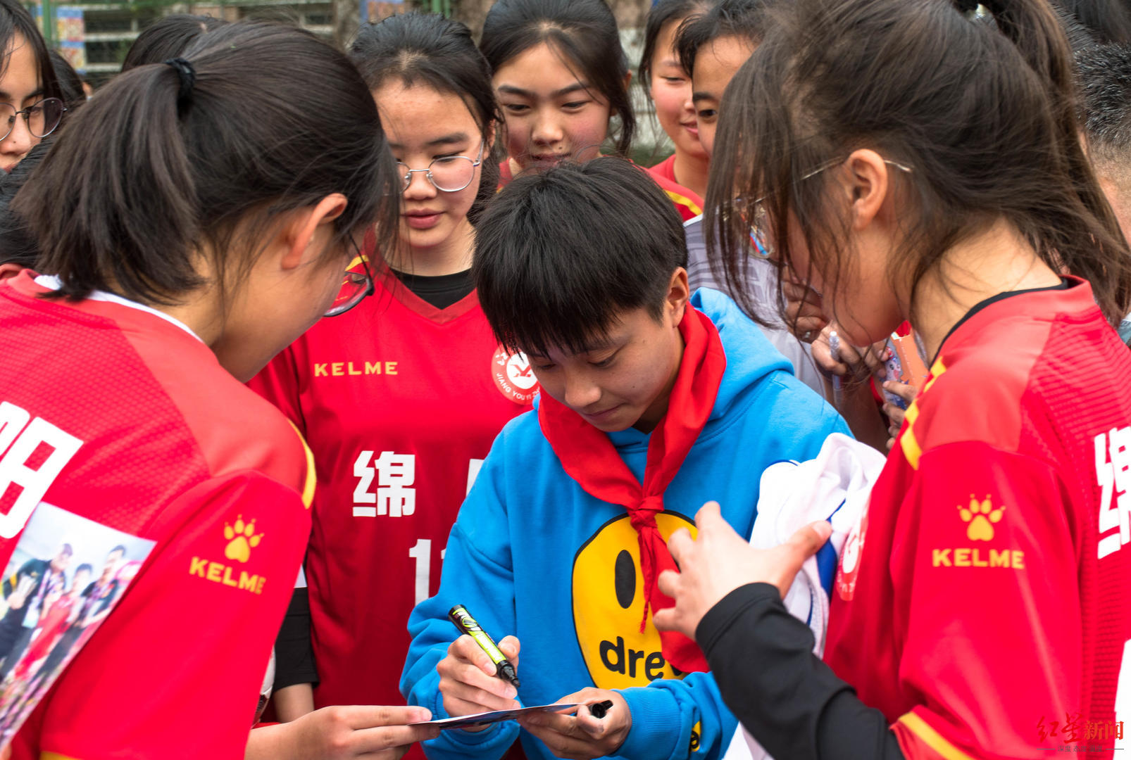 为什么亚洲杯女足场地小(深度｜载入中国女子足球改革发展方案全国推广，“江油校园女足模式”如何炼成？)