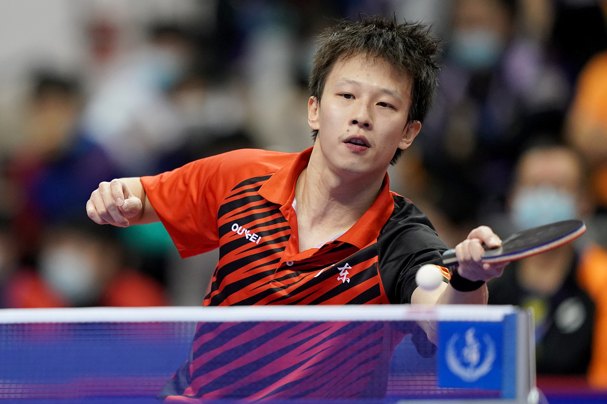 乒乓球团体赛要比几盘(樊振东独得两分助上海队晋级，将与广东队争夺全锦赛冠军)