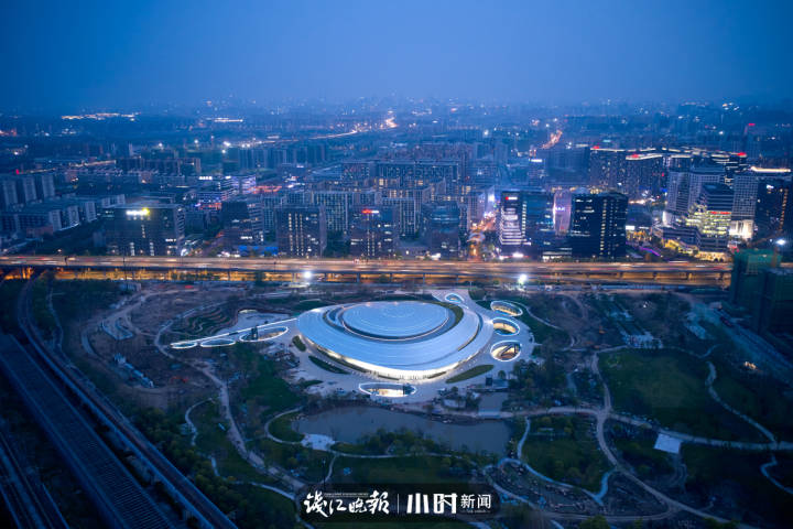 犹如一片浩瀚星河，杭州亚运电竞场馆夜景灯光试运行