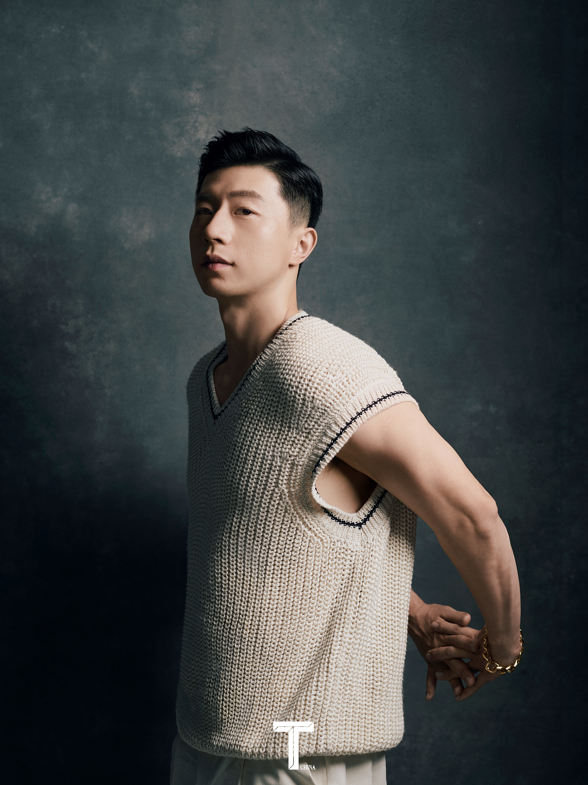 风格百变!马龙时尚杂志封面曝光 背头造型儒雅帅气