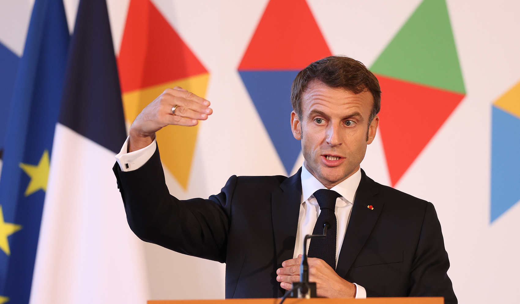 2018年法国(不能再“随便”了！法国议会：男议员领带可不系，外套必须穿，穿短裤开会肯定不行)