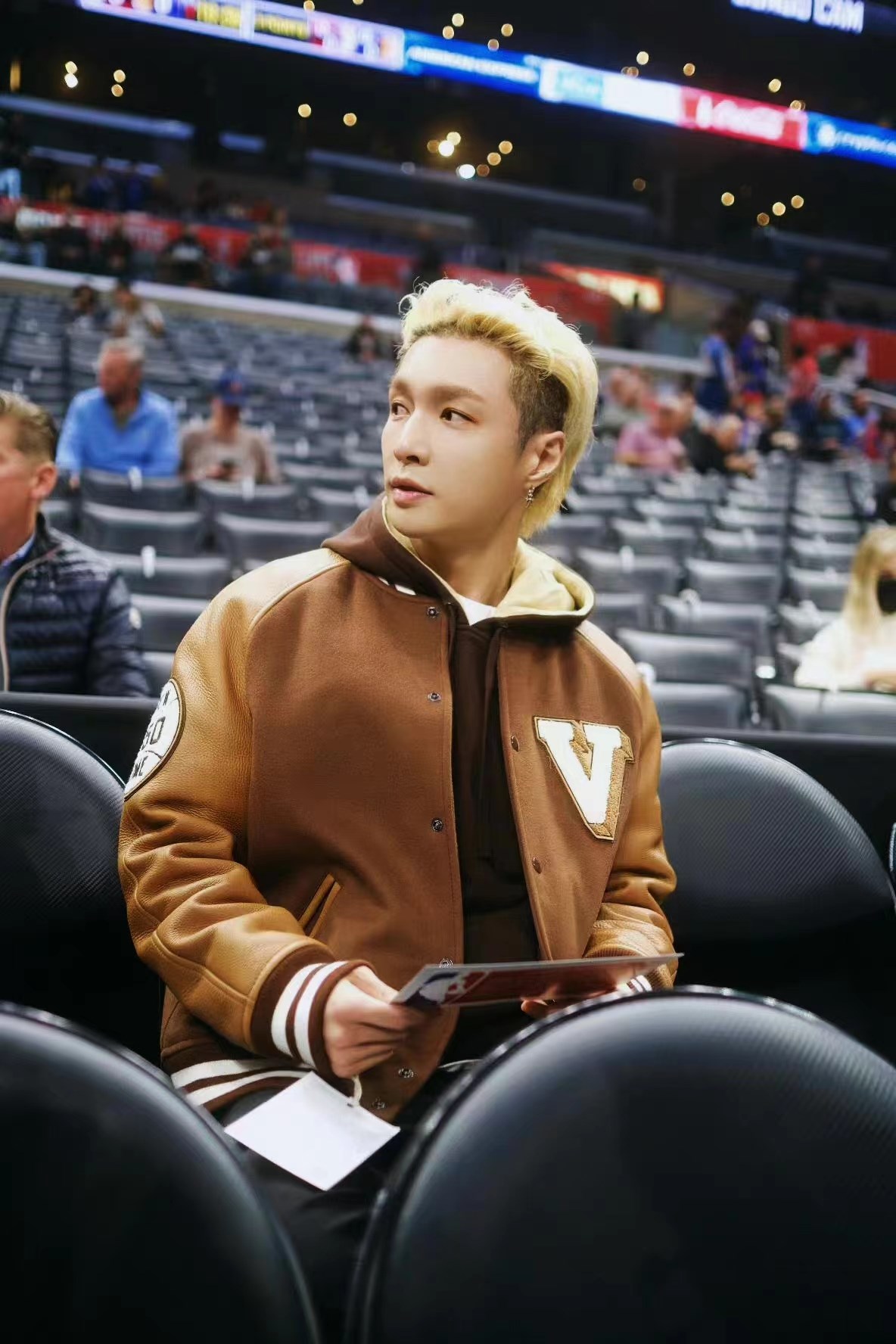 nba2k11背景音乐有哪些（张艺兴受邀观看NBA洛杉矶德比 全新EP主打曲《面纱》在赛场响起）-趣拿体育