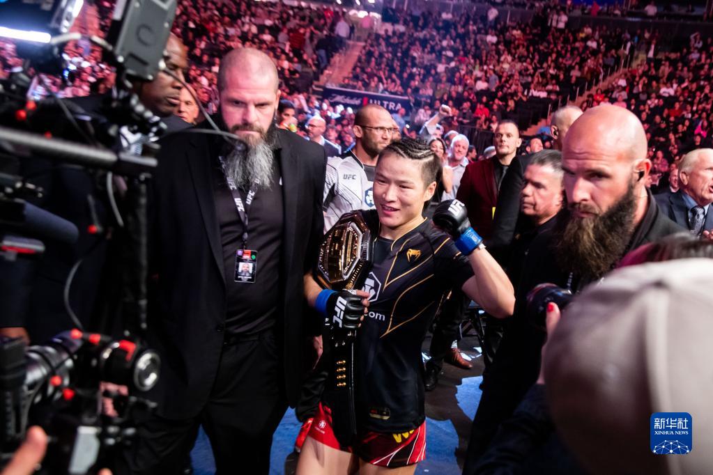 ufc各量级现役冠军（搏击-UFC281：张伟丽重夺金腰带）