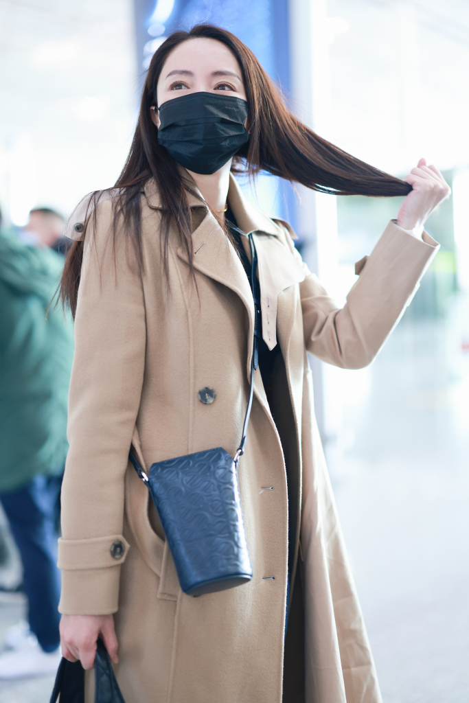 董璇首都机场时尚出行 咖色大衣配短靴示范初冬穿搭
