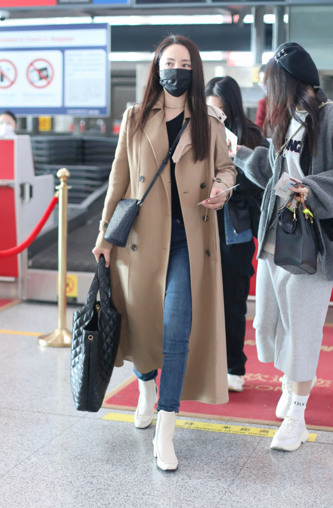 董璇首都机场时尚出行 咖色大衣配短靴示范初冬穿搭