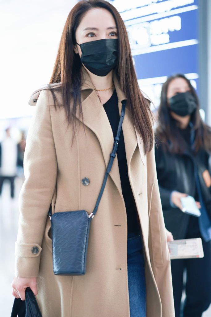 董璇首都机场时尚出行 咖色大衣配短靴示范初冬穿搭