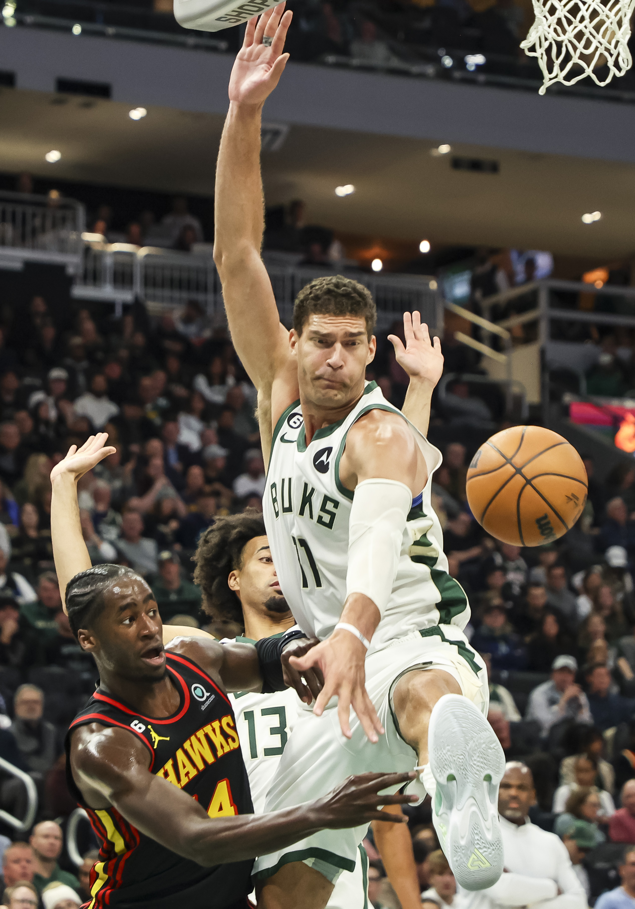 亚特兰大老鹰队图片((体育)篮球——nba常规赛:老鹰胜雄鹿)_ 黑土直播