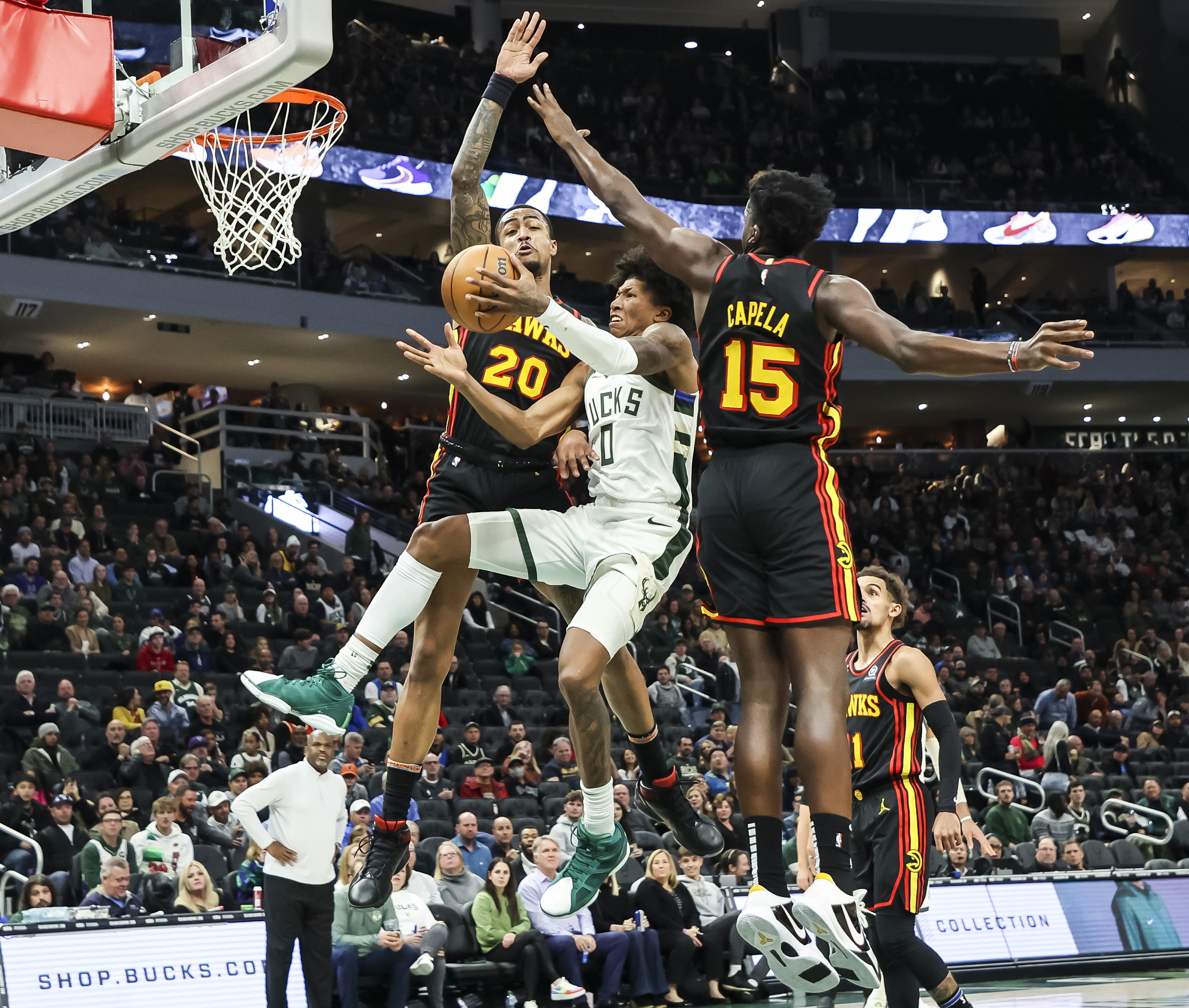 亚特兰大老鹰队图片((体育)篮球——nba常规赛:老鹰胜雄鹿)