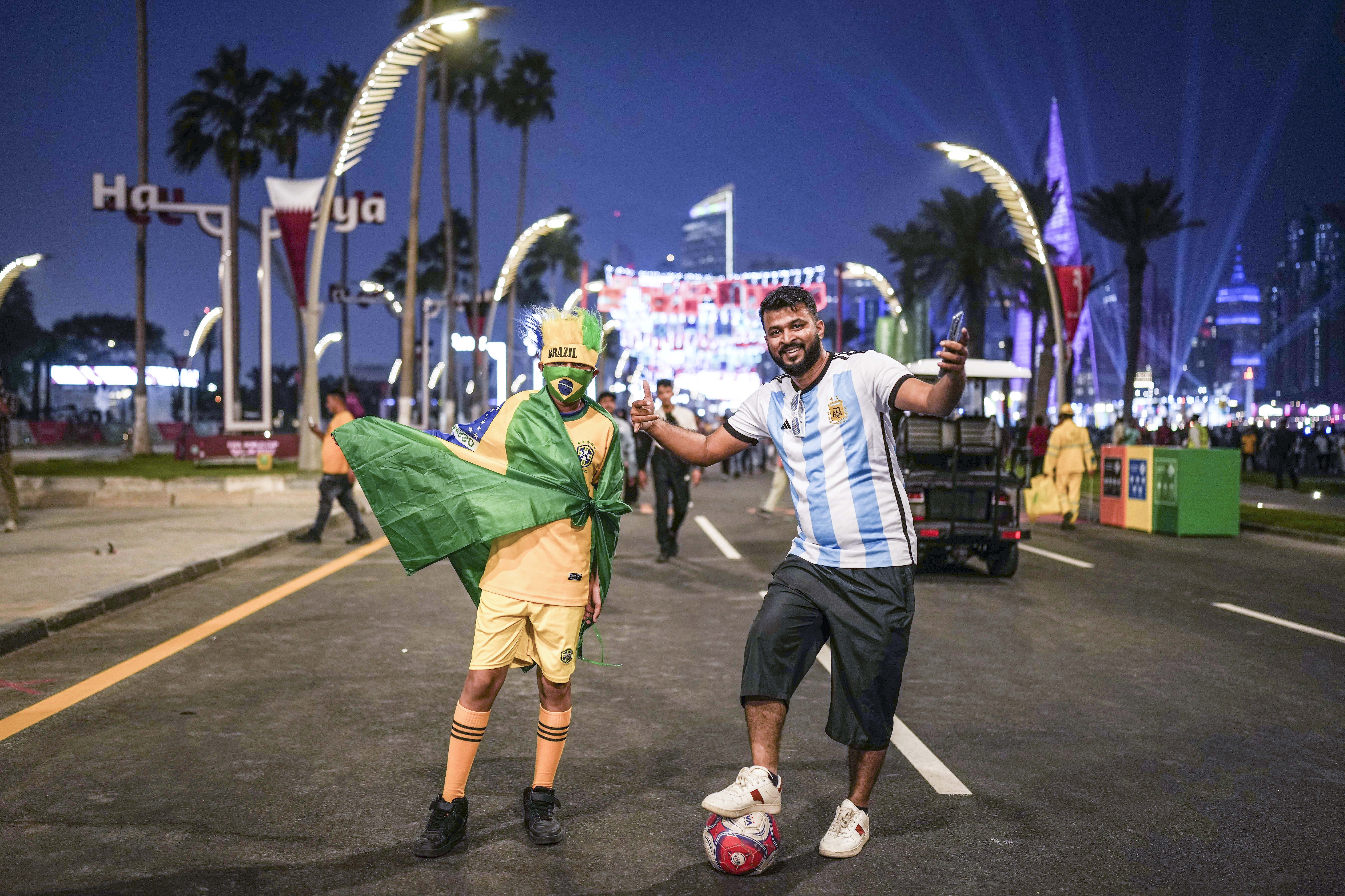 足球图片大全图片（（体育）足球-卡塔尔世界杯气氛渐浓）