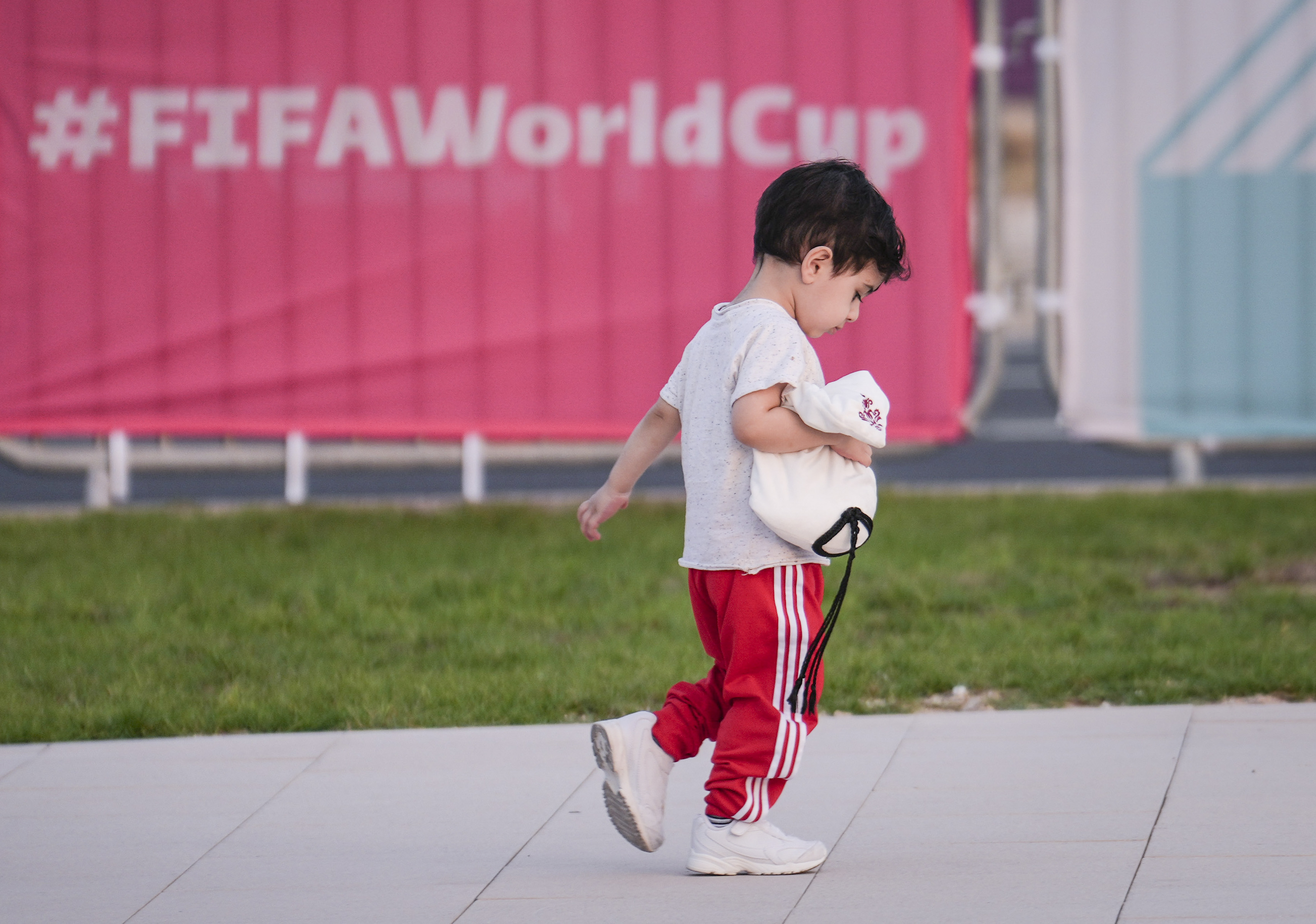 足球图片大全图片（（体育）足球-卡塔尔世界杯气氛渐浓）
