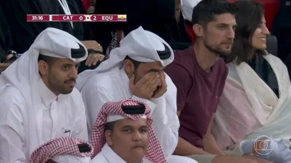 世界杯看台大佬(哈亚·花絮丨卡塔尔首战落败后，看台上球迷的表情亮了)