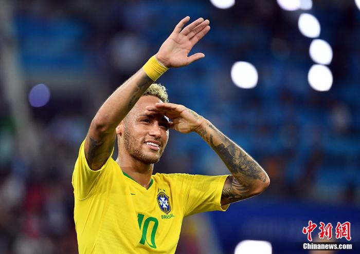 世界杯穿白衬衣的教练（走错片场？这可能是一台名为“世界杯”的潮男秀……）