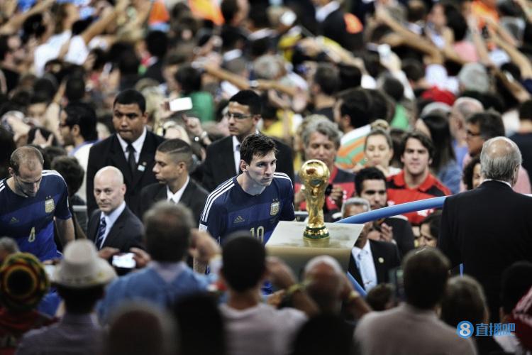 2014世界杯德国(「世界杯名场面」2014年世界杯，梅西凝视大力神杯)