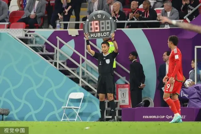 中超裁判穿什么服装（“爱出牌”的马宁场边举牌，中国裁判时隔20年再次亮相世界杯舞台）-趣拿体育