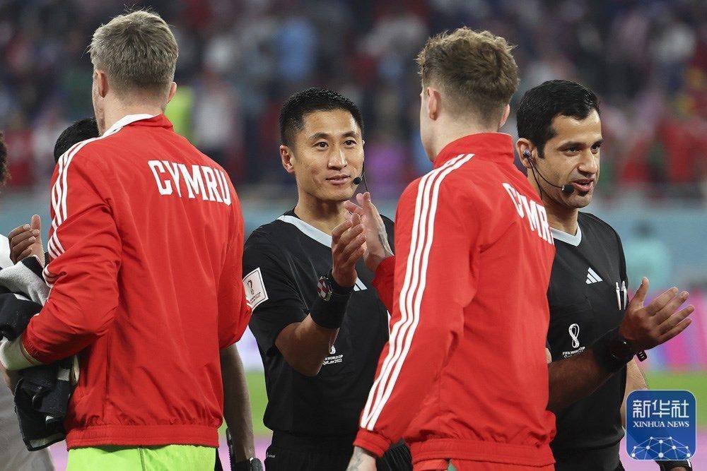 中超裁判穿什么服装（“爱出牌”的马宁场边举牌，中国裁判时隔20年再次亮相世界杯舞台）