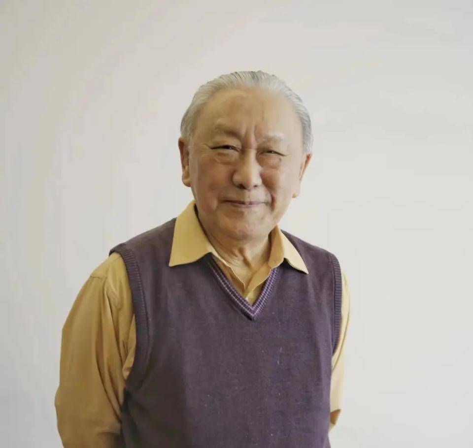 著名演员薛中锐告别仪式,亲友捧白花悲伤告别,姜昆送花圈悼念