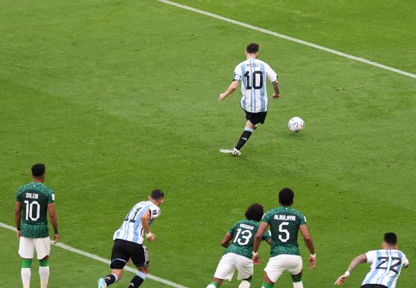 参加世界杯次数最多的阿根廷球员（只要阿根廷队挺进四强，梅西基本可以名垂青史，打破25场世界杯参赛最高纪录）