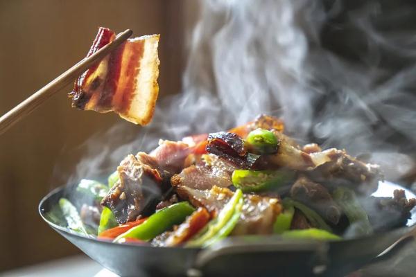 腊肉怎么吃（腊肉别直接下锅炒！少了这3个步骤，又咸又硬）