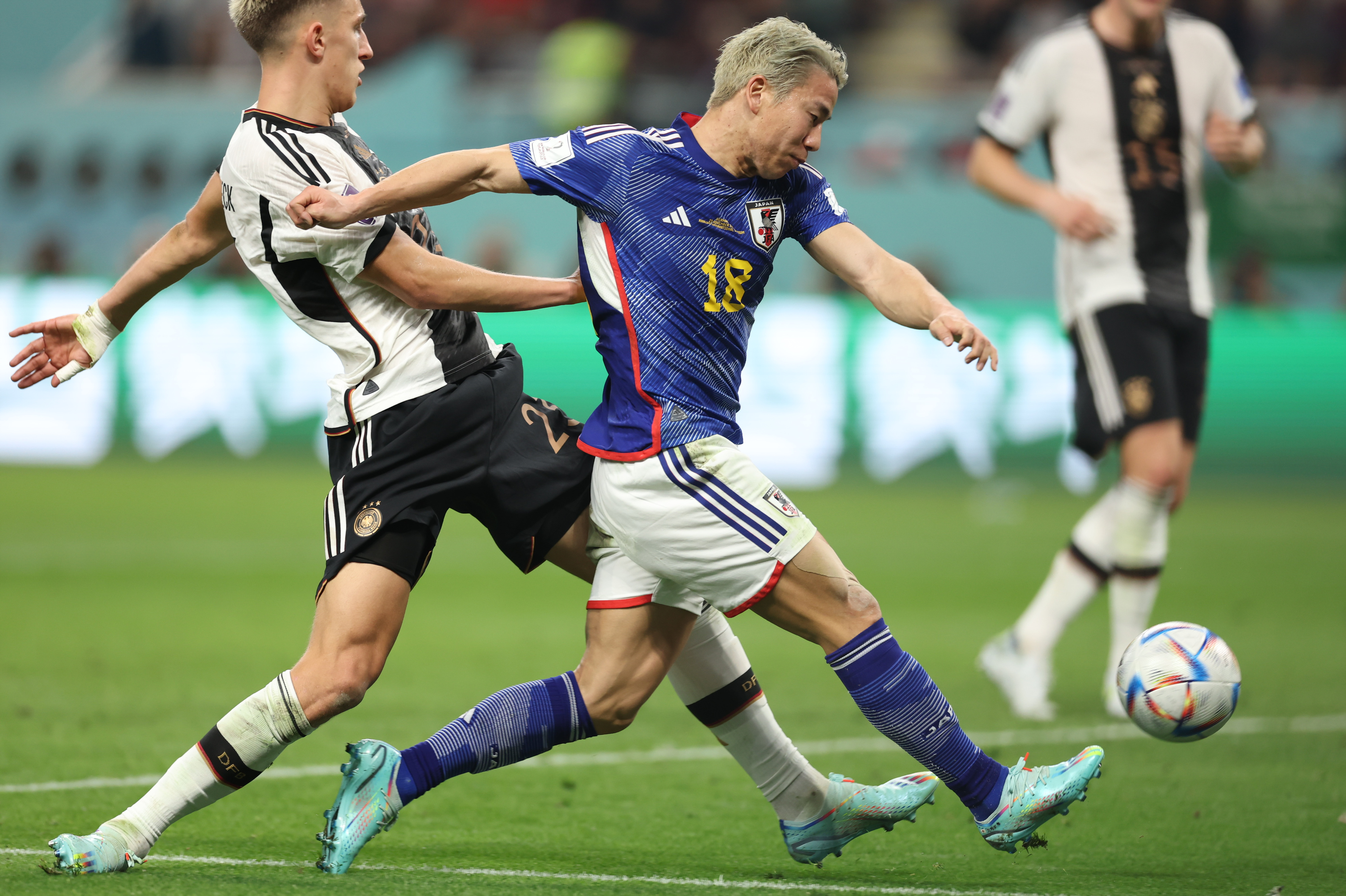 浅野拓磨 塞尔维亚（两个半月前韧带断裂，绝杀德国的浅野拓磨感谢自己没放弃）