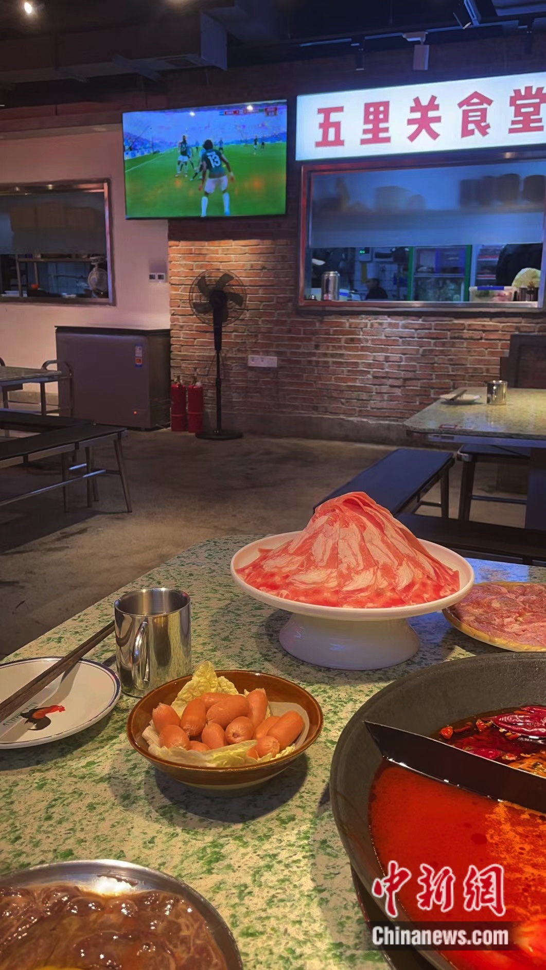 世界杯球員喝的什么飲料（烤串？火鍋？投影儀？誰是本屆世界杯“最佳看球伴侶”）