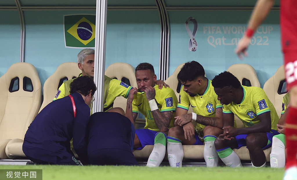 巴西世界杯5次(内马尔卡塔尔世界杯首秀遭9次犯规，受伤下场后落泪)