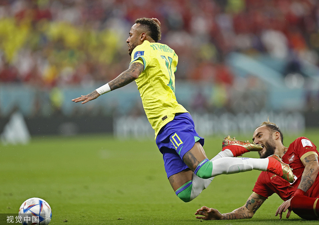 巴西世界杯5次(内马尔卡塔尔世界杯首秀遭9次犯规，受伤下场后落泪)