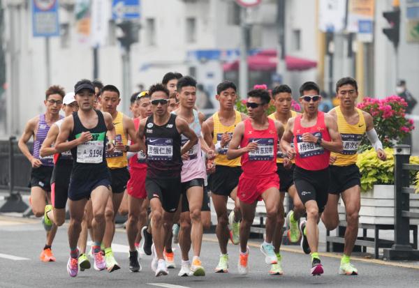 上海马拉松2021（同城市一起奔跑-2022上海马拉松赛事观察）