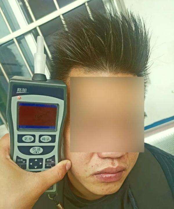 看世界杯喝啤酒南宁（看球喝酒“断片”，南宁一男子驾车撞上绿化带后呼呼大睡）