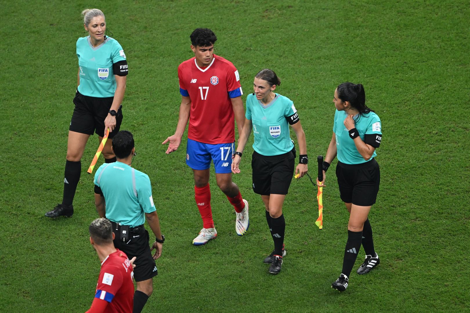 世界杯德国队空门（助理裁判多次失误，你给男足世界杯首支女性裁判组打几分？）-趣拿体育