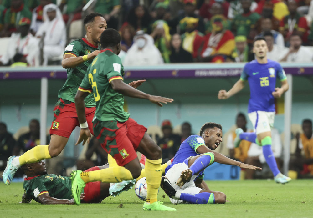 绝杀！韩国2-1葡萄牙压哨晋级，孙兴慜、苏亚雷斯哭了！巴西爆冷0-1不敌喀麦隆，16强对阵全部确定