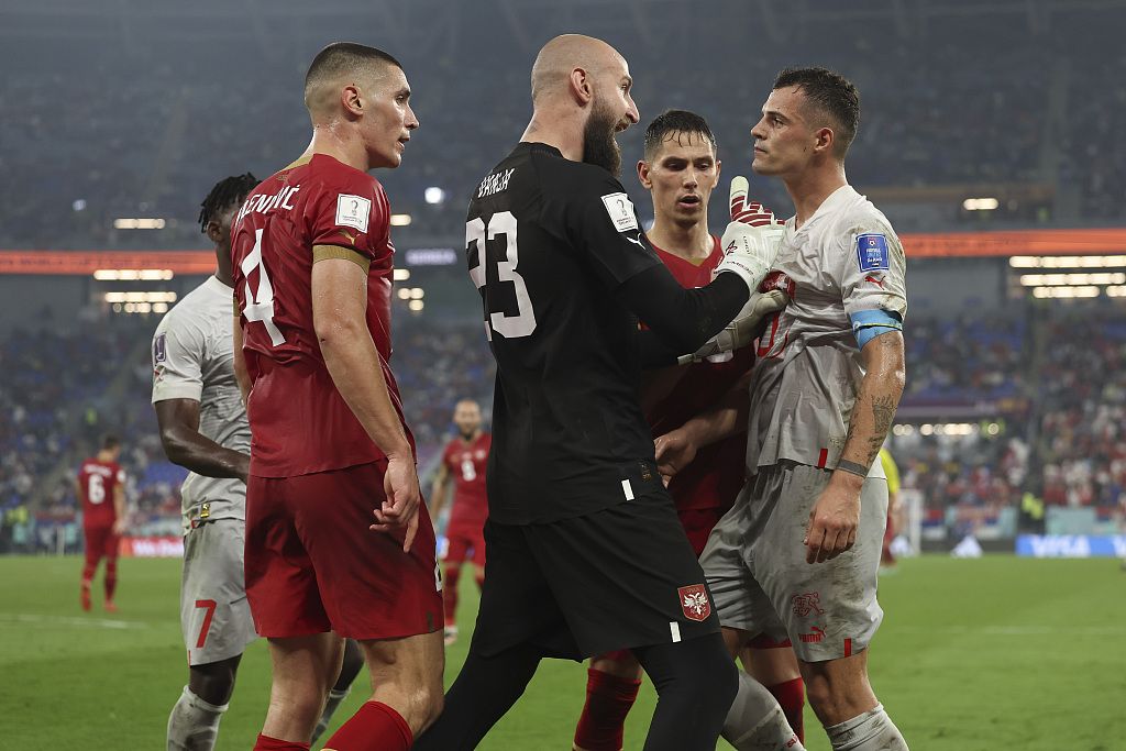 世界杯瑞士疯狂犯规（巴西队晚节不保一球小负喀麦隆，瑞士塞尔维亚上演“全武行”32次犯规、11张黄牌）