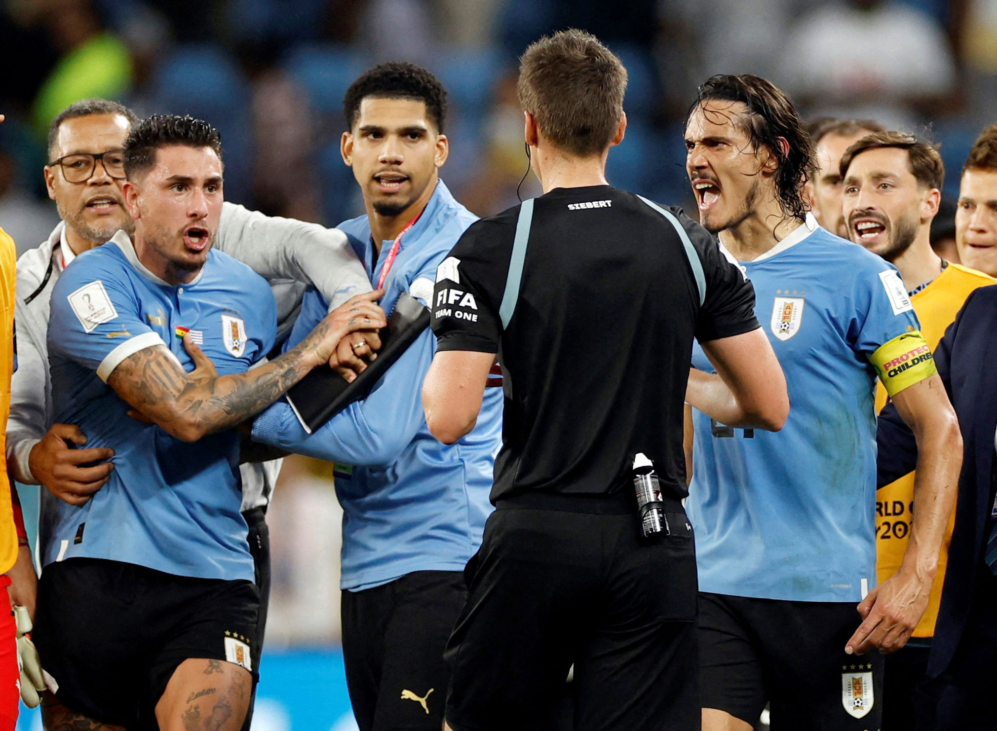 世界杯乌拉圭预赛（乌拉圭队围堵主裁或面临FIFA制裁：最坏将无法参加下届世预赛）