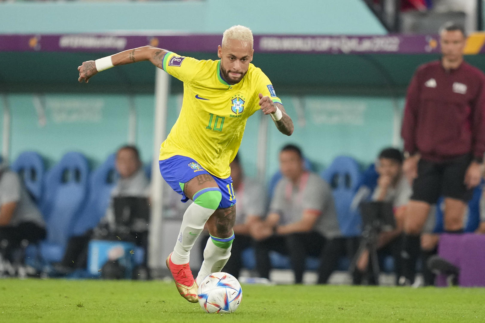 内马尔世界杯总进球（内马尔复出，巴西队进攻全盘皆活！他进球后还去看台拥抱“自己”）-趣拿体育