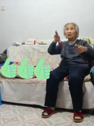 58岁儿子与84岁母亲用长棍打乒乓球：她愿意玩，我就永远陪她